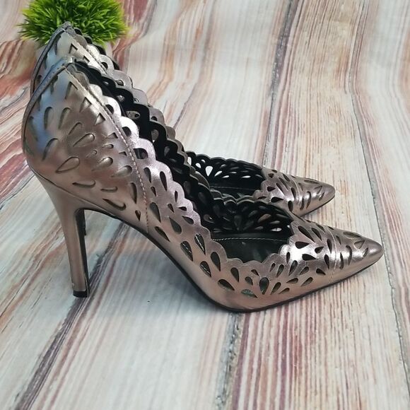 Charles by Charles David Silver Metallic Cut Out Scalloped Heels sz 7 - Picture 7 of 11